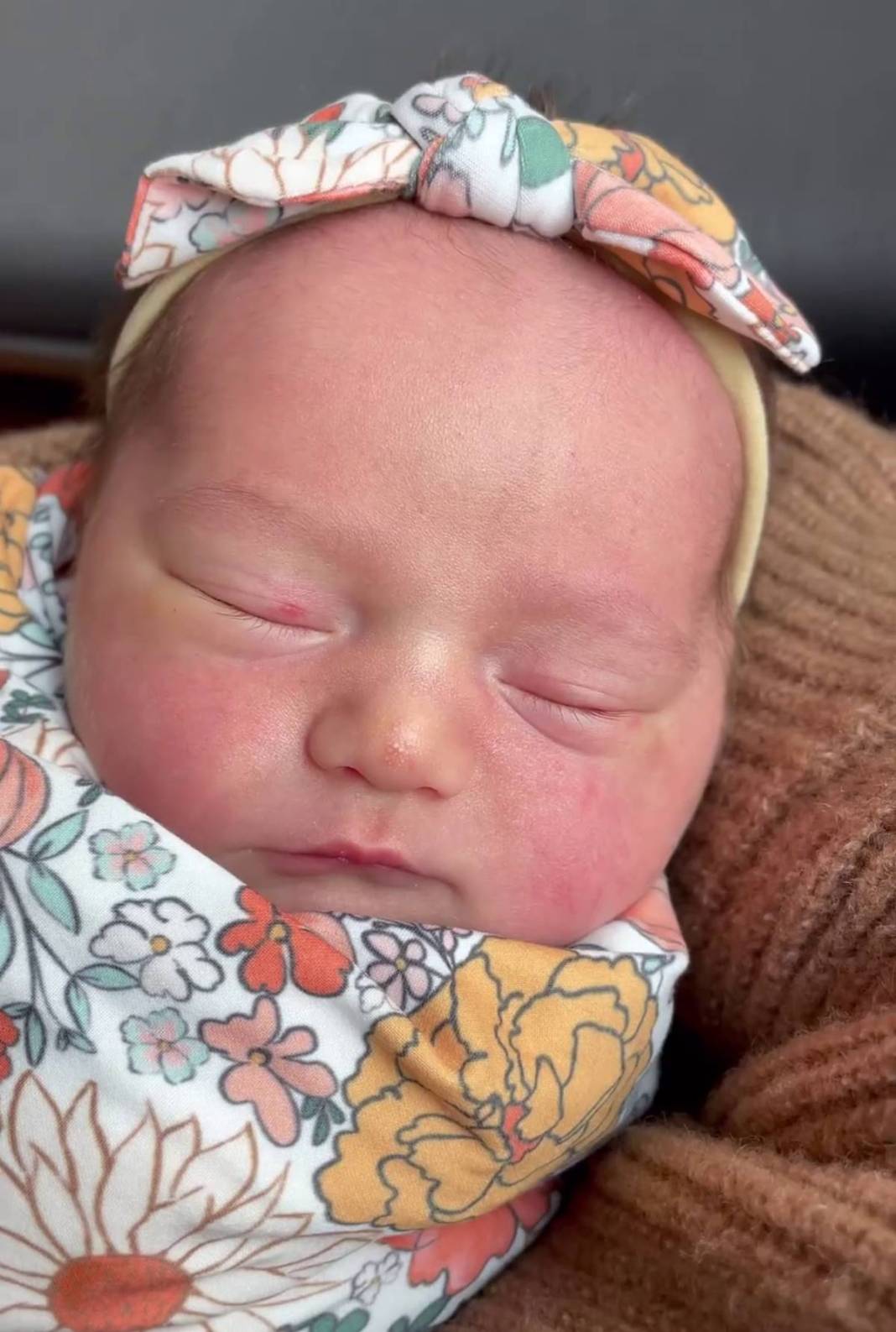 56 yaşındaki kadın, torununu doğurdu 19